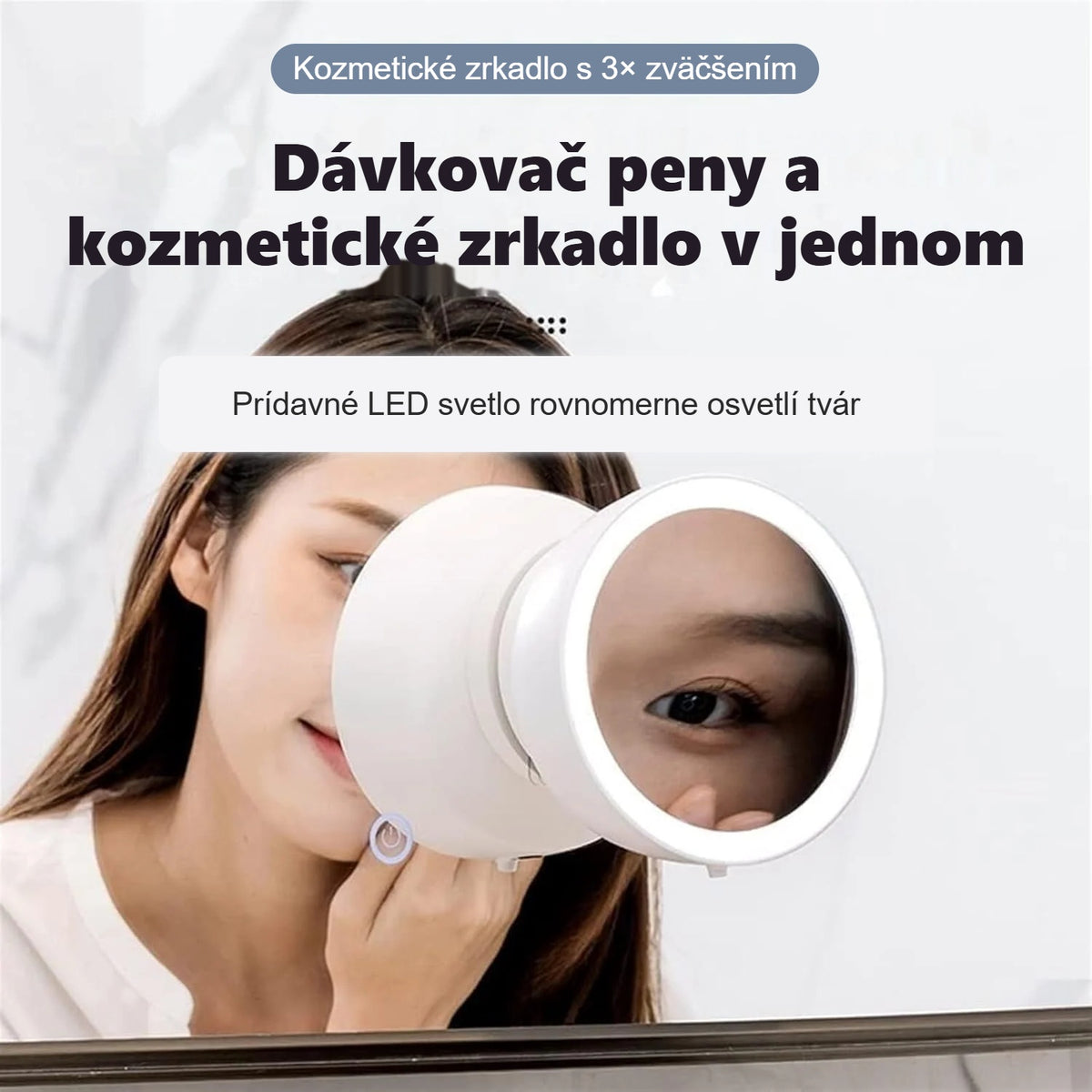Žena sa líči v zväčšovacom zrkadle dávkovača penového mydla