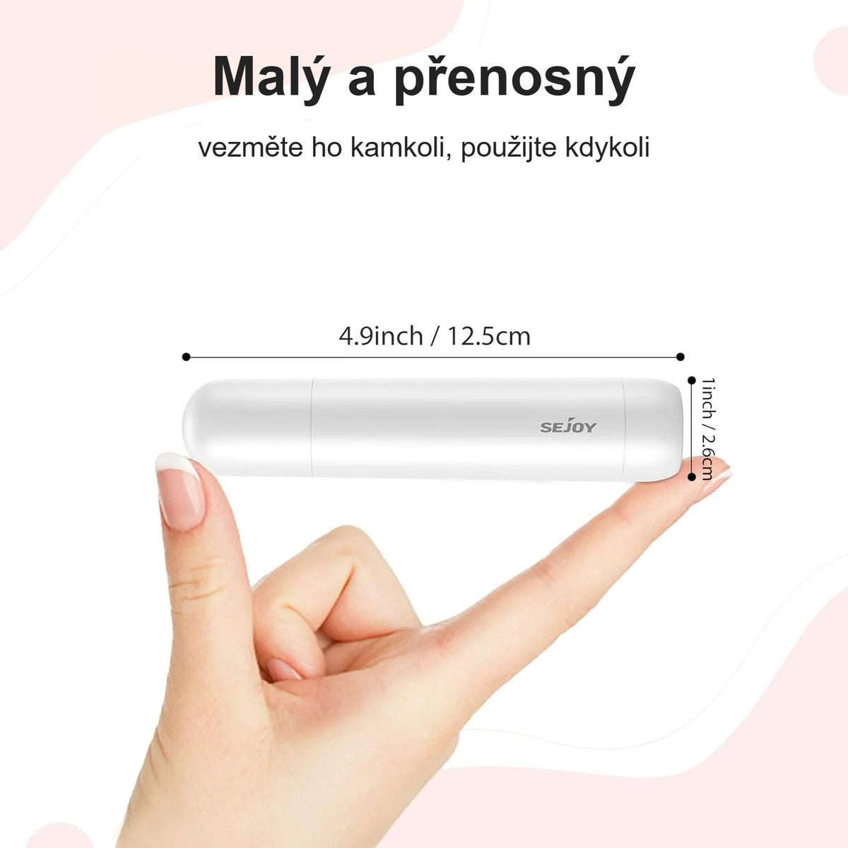Malý zastřihovač chloupků v nose v ruce, délka asi 12,5 cm