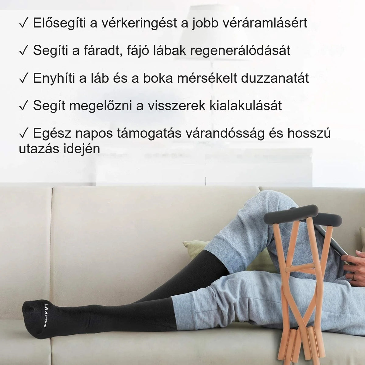 Nő nyújtózkodik a padlón fekete kompressziós térdzokniban