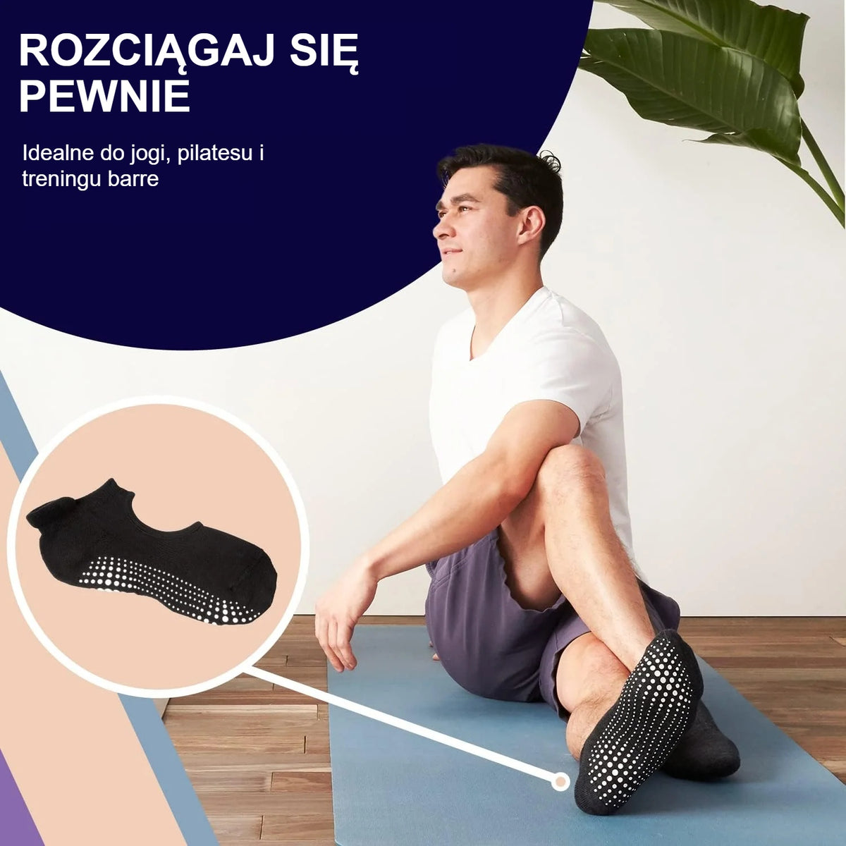 Mężczyzna rozciąga się na macie do jogi w skarpetkach antypoślizgowych