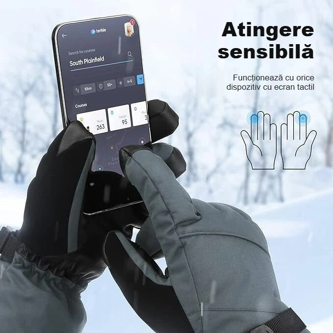 Mănuși de schi touchscreen în timpul folosirii smartphone-ului