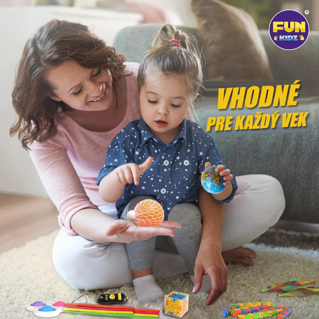Mama a dievčatko sedia na koberci, pred nimi farebné fidget a antistresové hračky