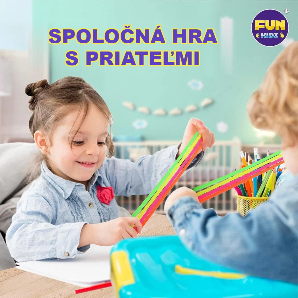Dve malé deti sa pri stole hrajú s farebnou naťahovacou fidget hračkou