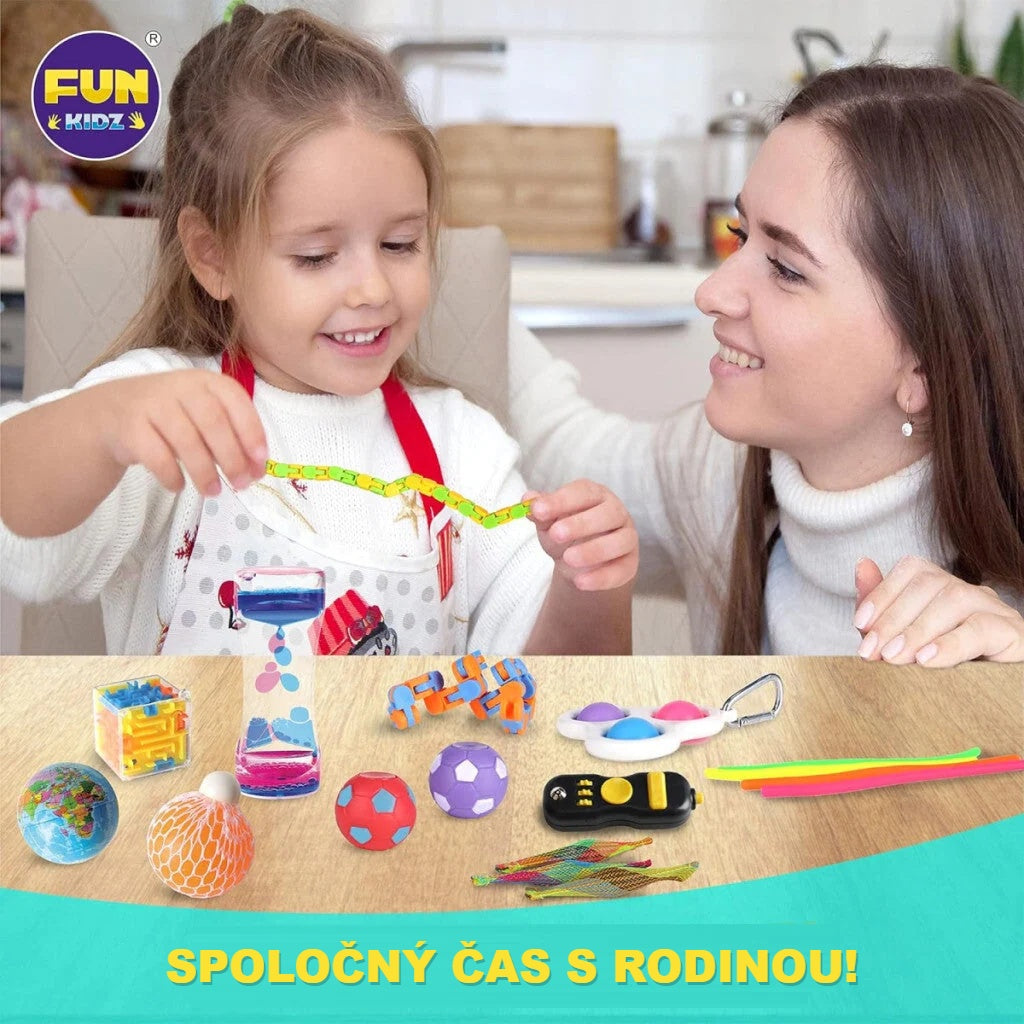 Dievčatko a mamička sa hrajú s fidget hračkami, pred nimi loptičky, labyrintová kocka a naťahovacie hračky