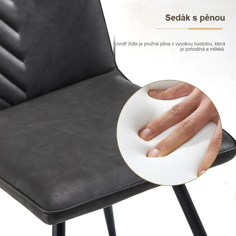 Polstrovaný sedák jídelní židle z umělé kůže zblízka
