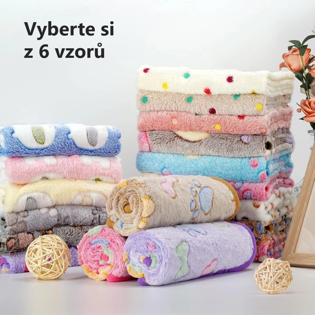 Vzorované deky pro psy naskládané na sobě, různé vzory