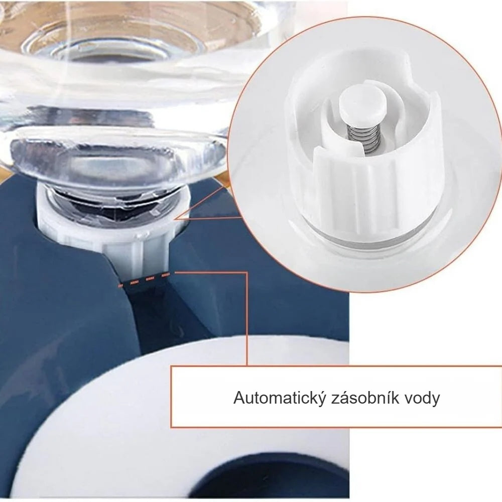 Zásobník vody automatického napájača zblízka