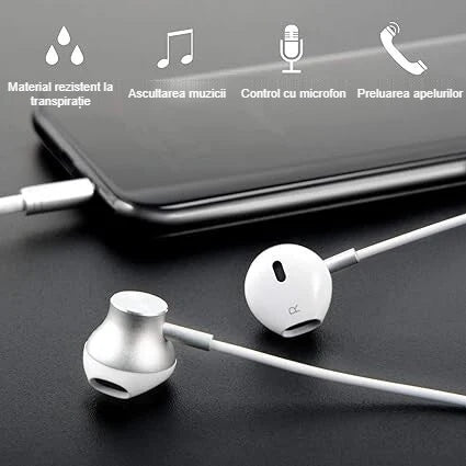 Căști in-ear albe cu control și microfon pe cablu, pe fundal închis