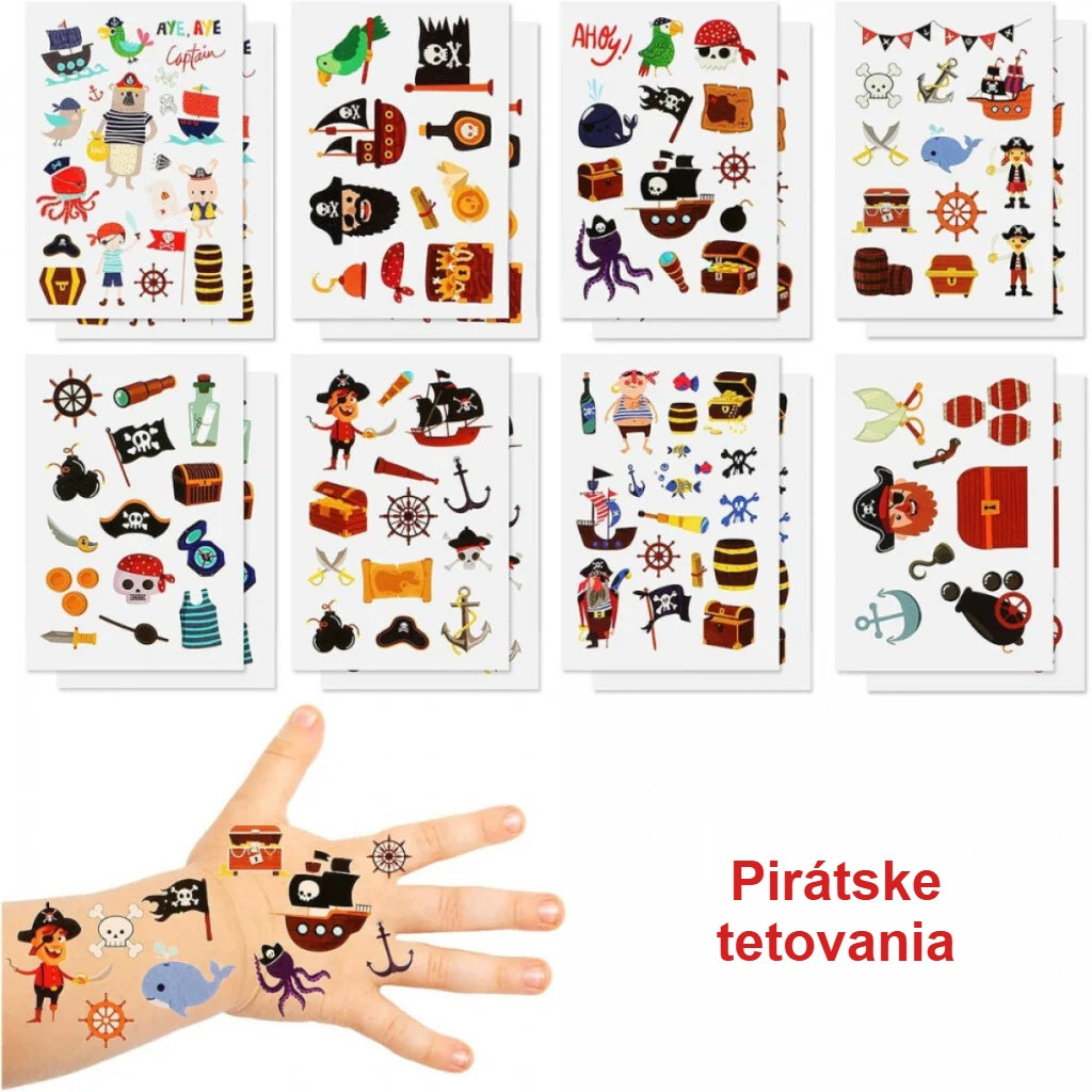 Farebné pirátske tetovania s loďami, truhlicami, papagájmi na detskej ruke