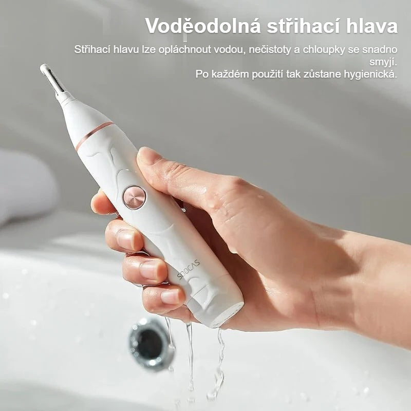 Oplachování střihací hlavy zastřihovače pod tekoucí vodou