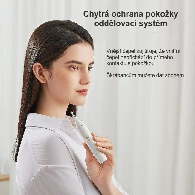 Žena drží zastřihovač chloupků – vnější čepel šetrná k pokožce