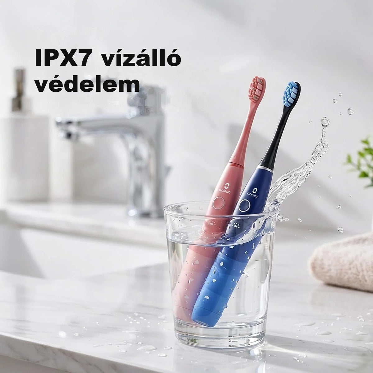 Két Oclean elektromos fogkefe pohárban a mosdó mellett, IPX7 vízálló
