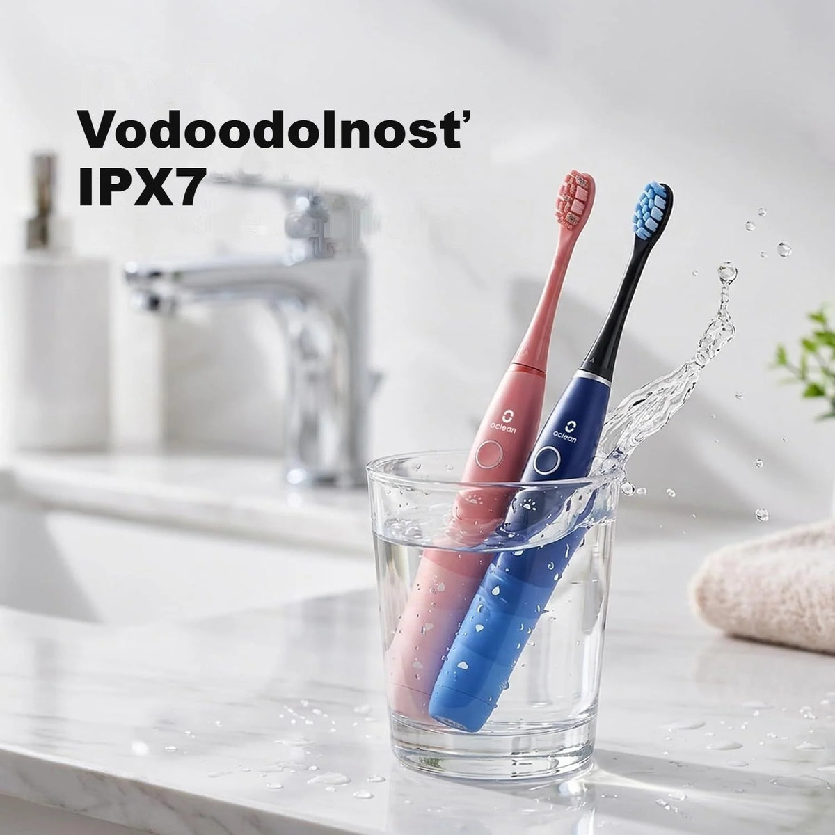 Dve elektrické zubné kefky Oclean v pohári pri umývadle, vodoodolné IPX7