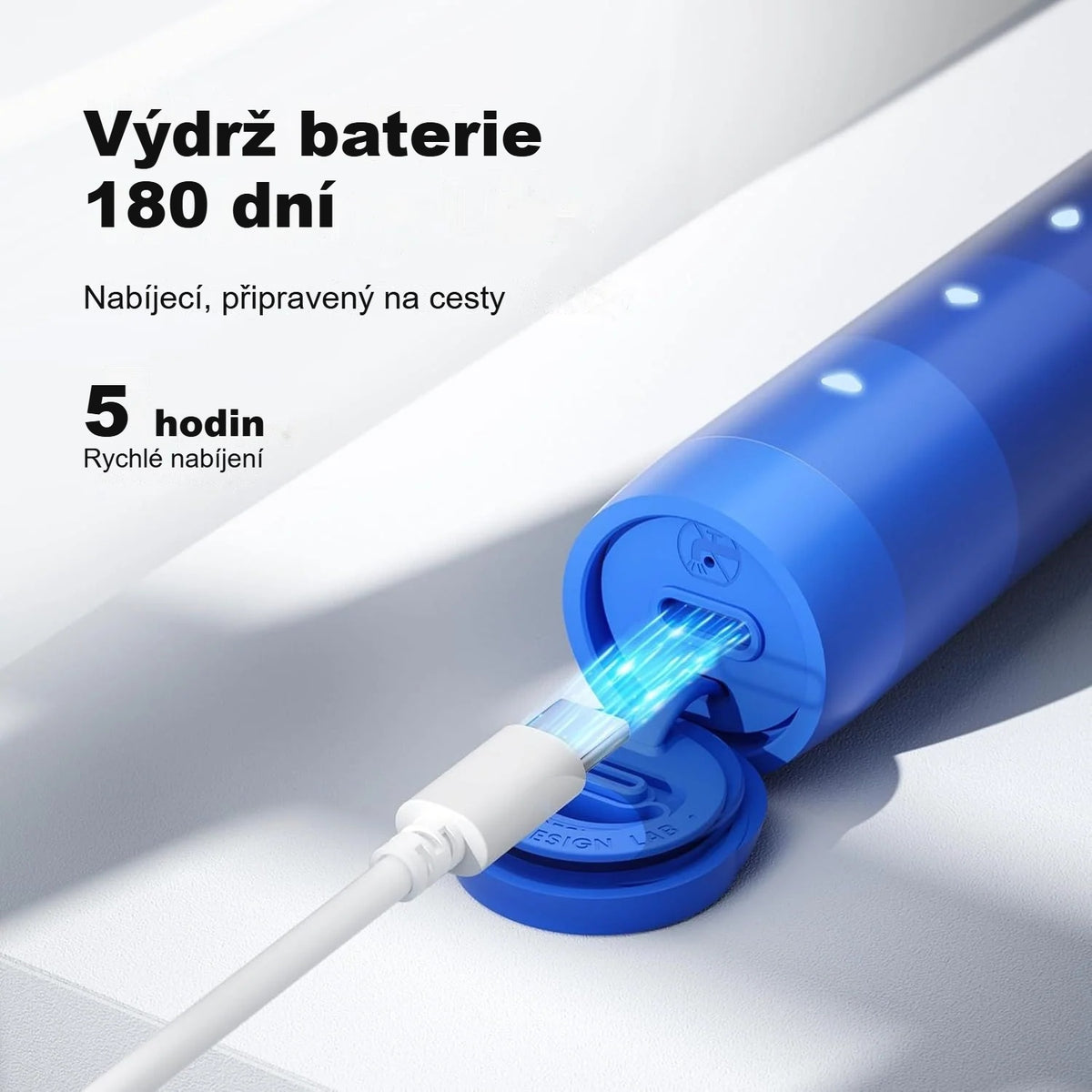 Modrý kartáček Oclean Find při nabíjení kabelem USB-C