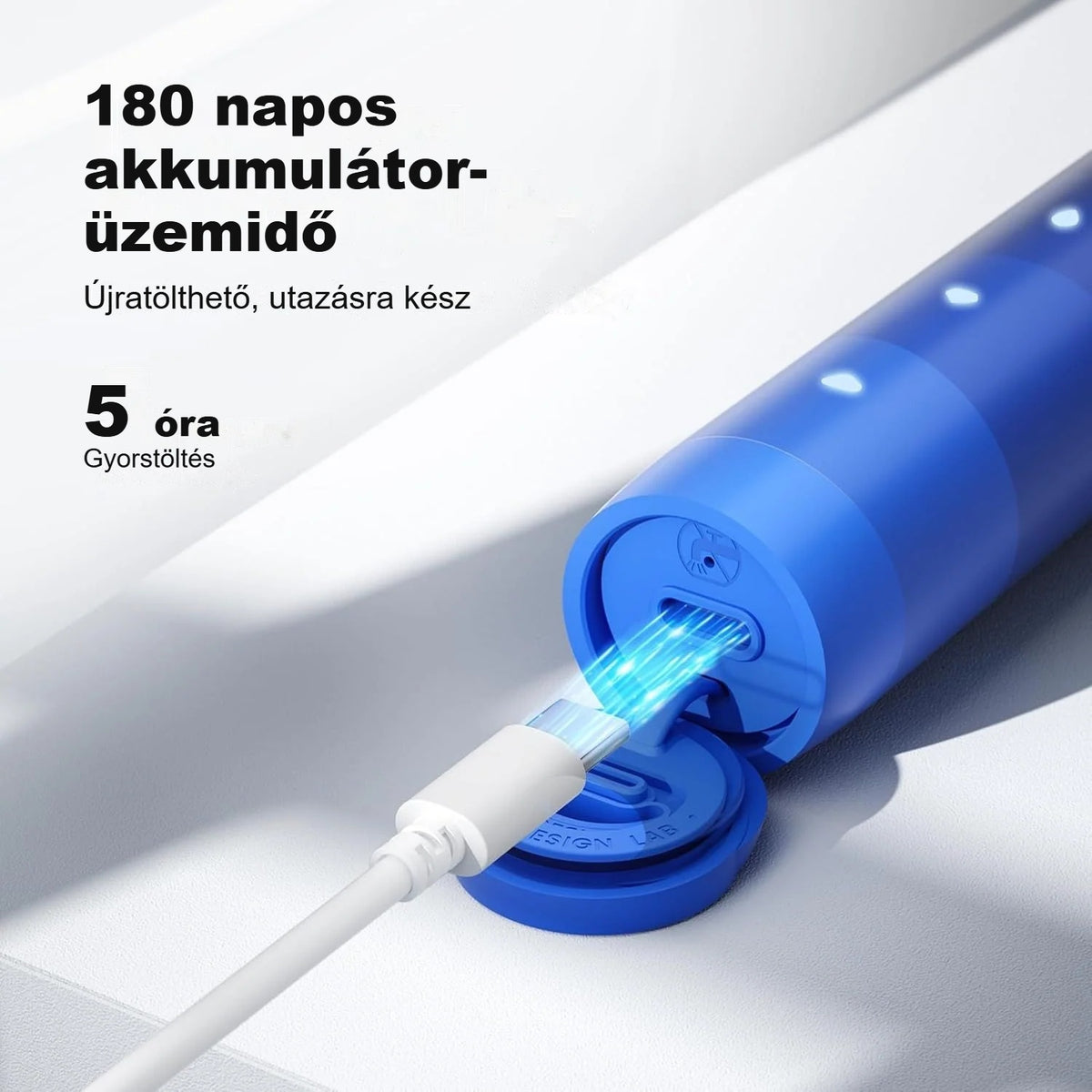 Kék Oclean Find fogkefe töltés közben, USB-C kábellel