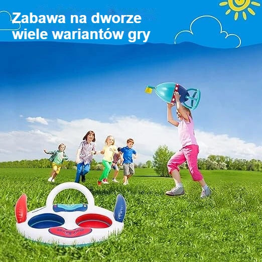 Dzieci bawią się dmuchaną grą UFO na trawie