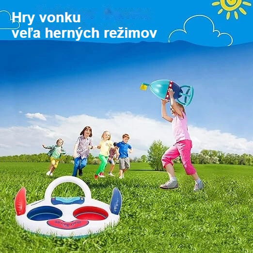 Deti sa hrajú s nafukovacou hrou UFO na tráve