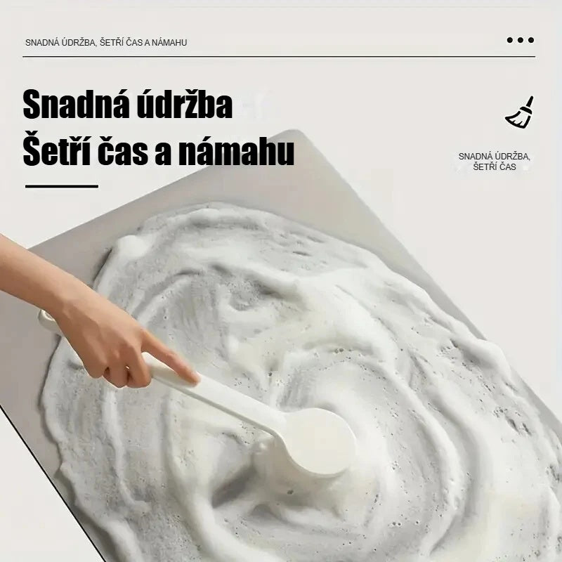 Ruční čištění podložky pod baterii mýdlovou vodou