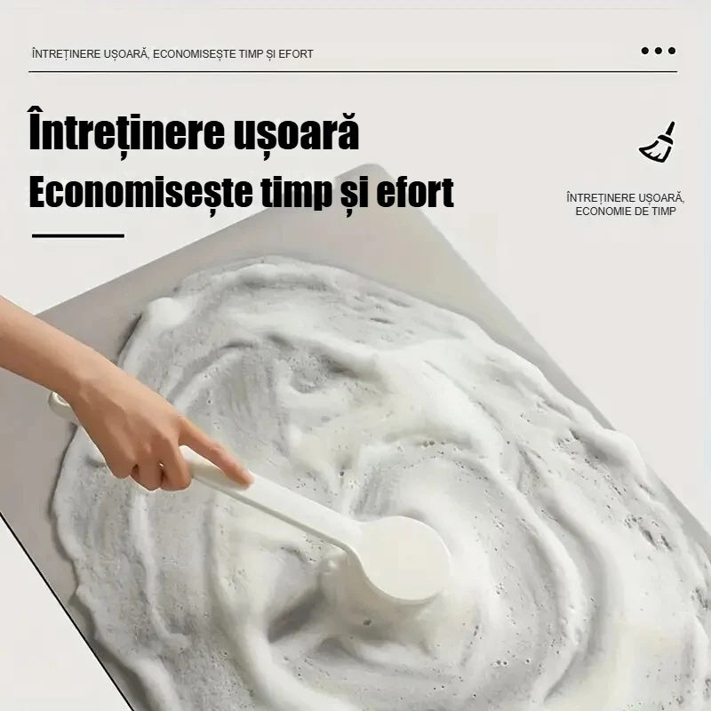 Spălarea manuală a covorașului pentru robinet cu apă și săpun