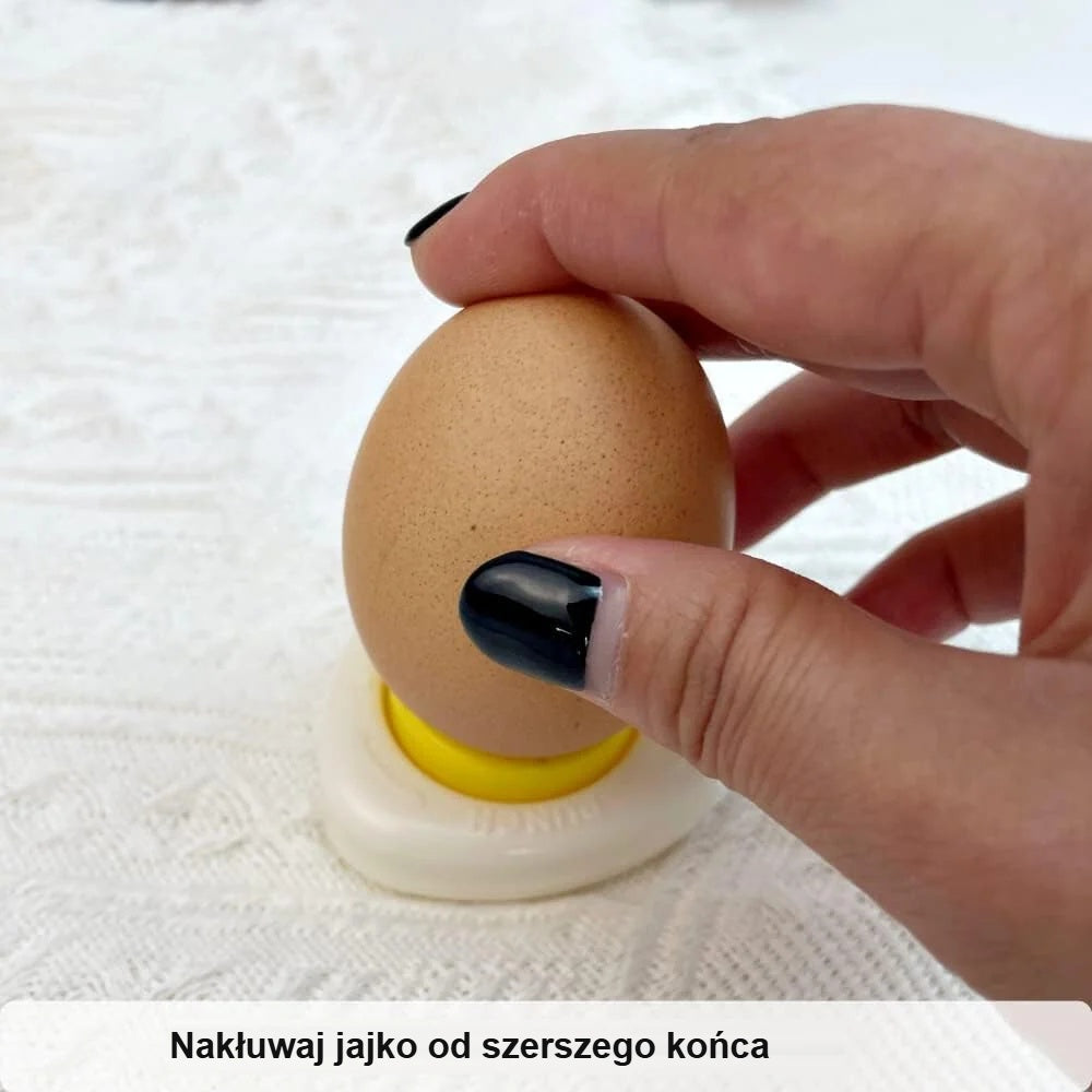 Nakłuwanie jajka od szerszego końca nakłuwaczem