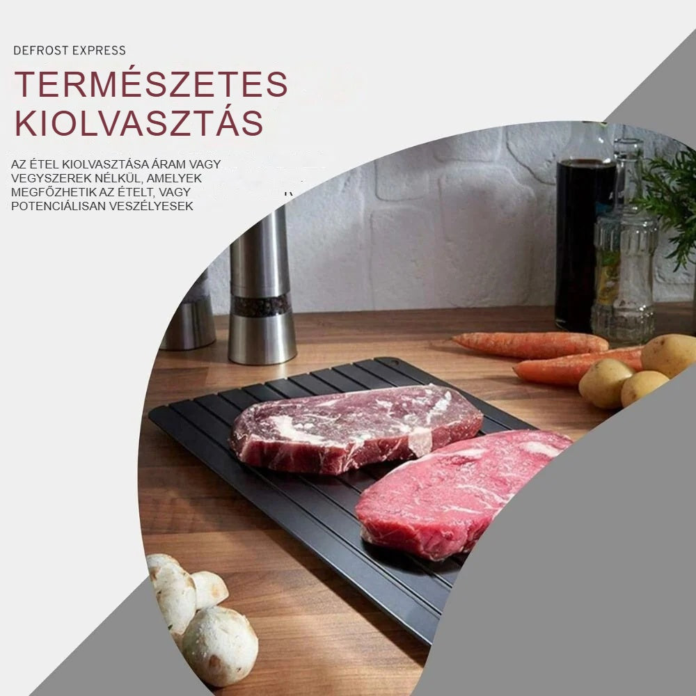 Fagyasztott hús természetes kiolvasztása a tálcán, fokhagymával
