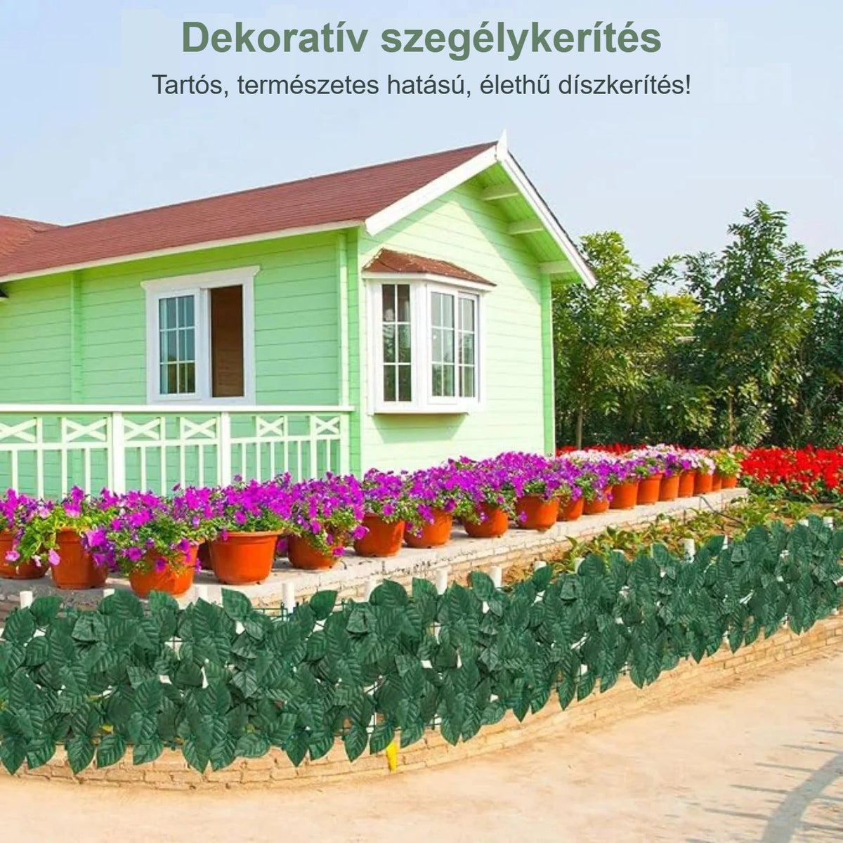 Kerítésborító műlevél panel egy virágos kert kerítésén, ház előtt