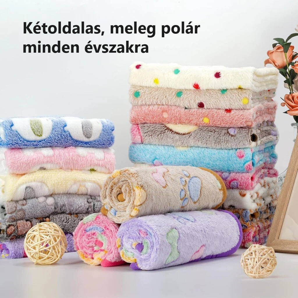 Mintás polár kisállattakarók egymásra hajtva