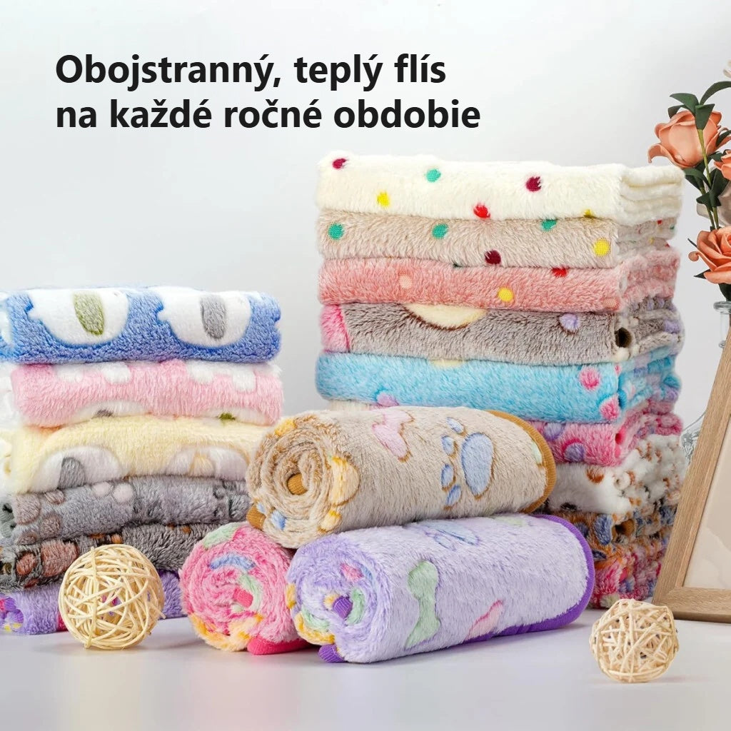 Vzorované flísové deky pre domáce zvieratá zložené na sebe