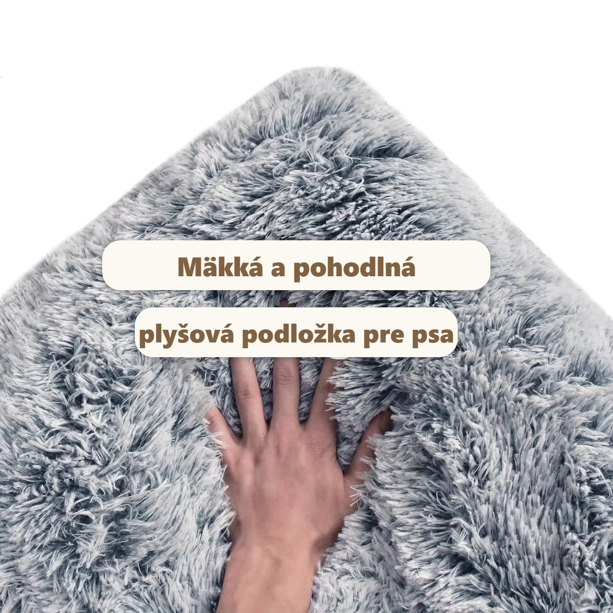 Ruka tlačí na mäkký povrch sivého plyšového pelechu pre psa