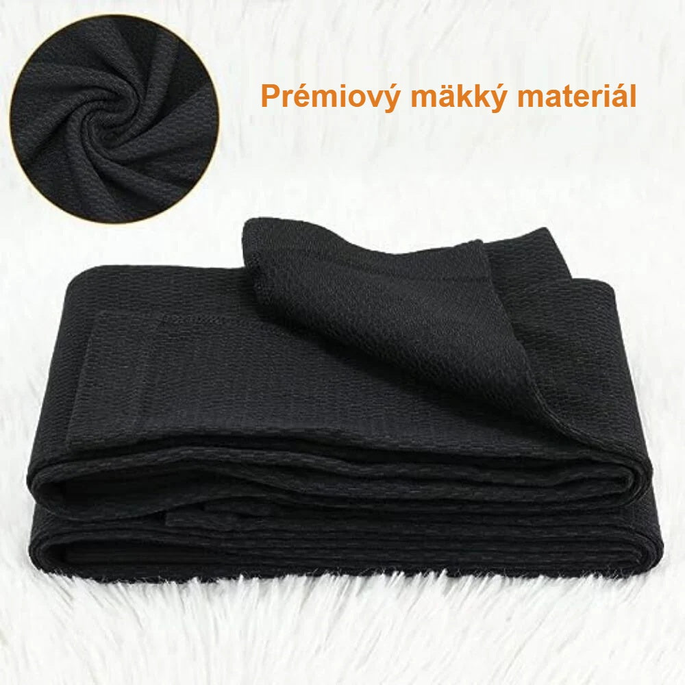 Detail mäkkého čierneho materiálu dámskych legín na jogu, poskladané