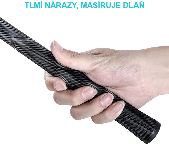 Ruka drží grip Jumbo na golfovú palicu, ktorý tlmí nárazy