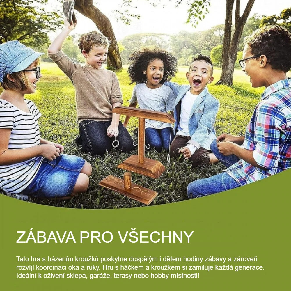Děti hrají hru s házením kroužků venku na trávě