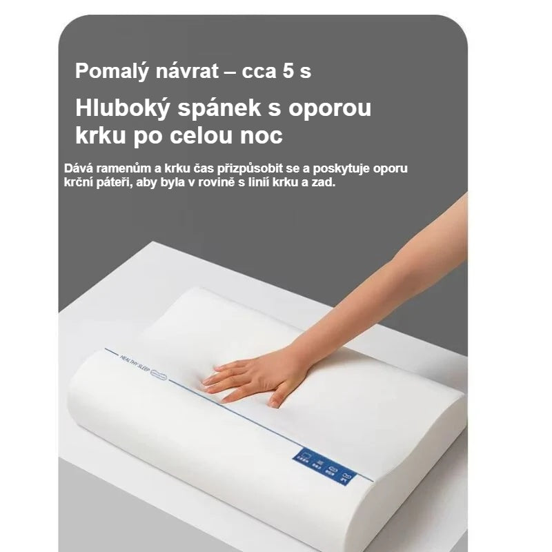 Ruka stlačuje polštář pod krk, pěna se pomalu vrací do tvaru