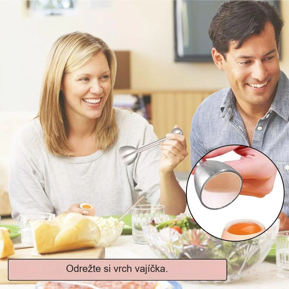 Rodina pri raňajkách odrezáva vrch vajíčka otváračom