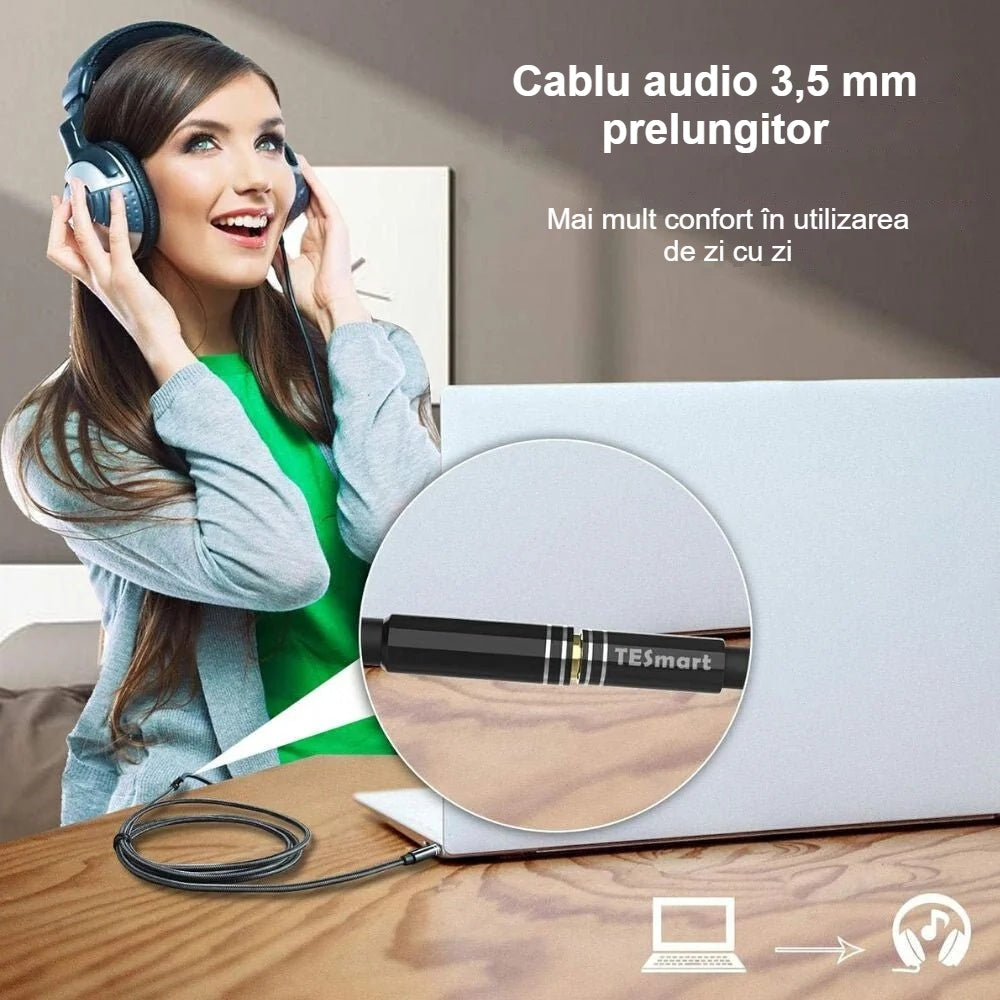 Femeie cu căști în fața laptopului, cu cablu prelungitor jack 3,5 mm
