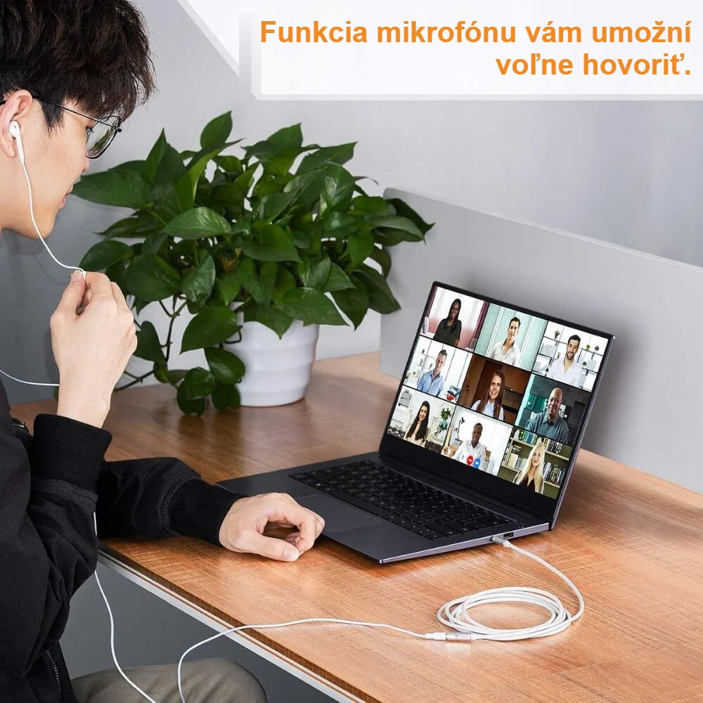 Muž vo videohovore na notebooku so slúchadlami s mikrofónom a predlžovacím káblom