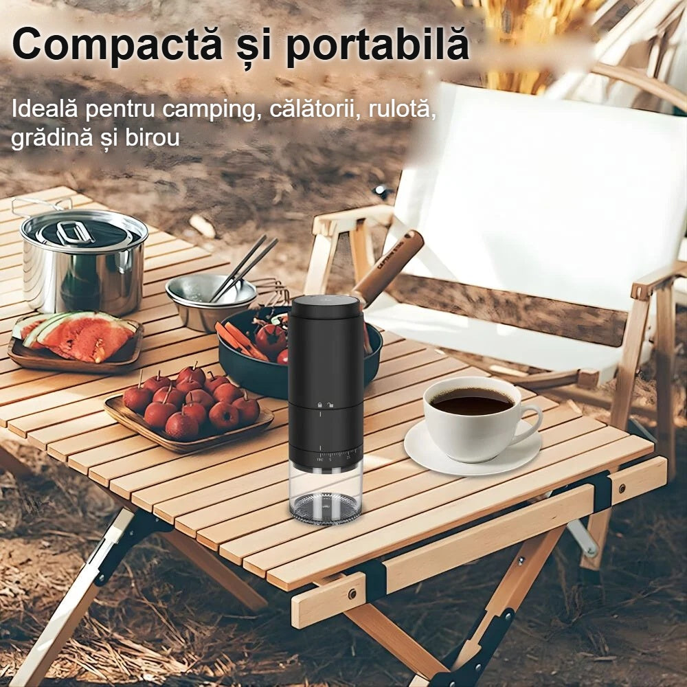 Râșniță de cafea portabilă pe o masă de camping