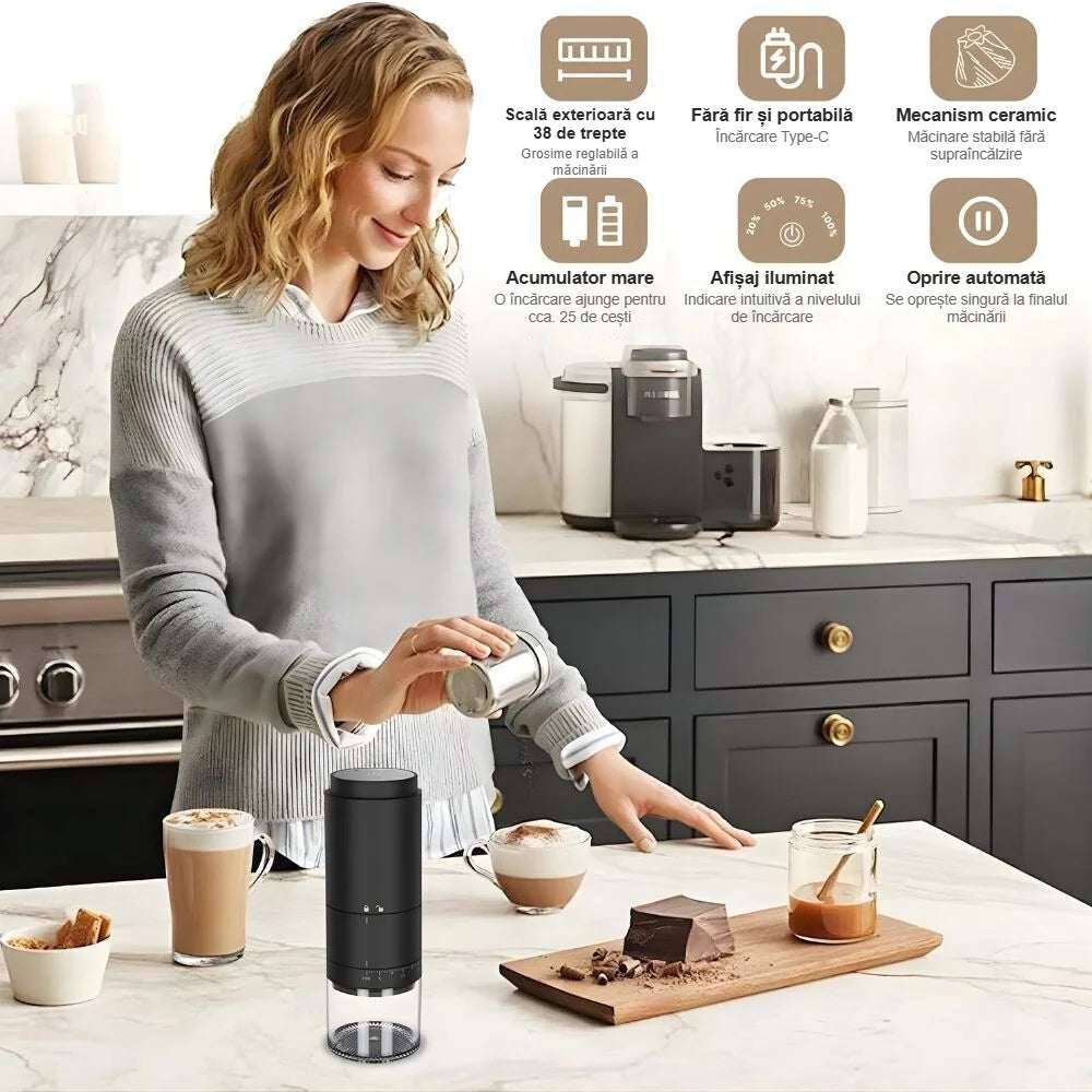 Femeie în bucătărie cu râșnița electrică de cafea