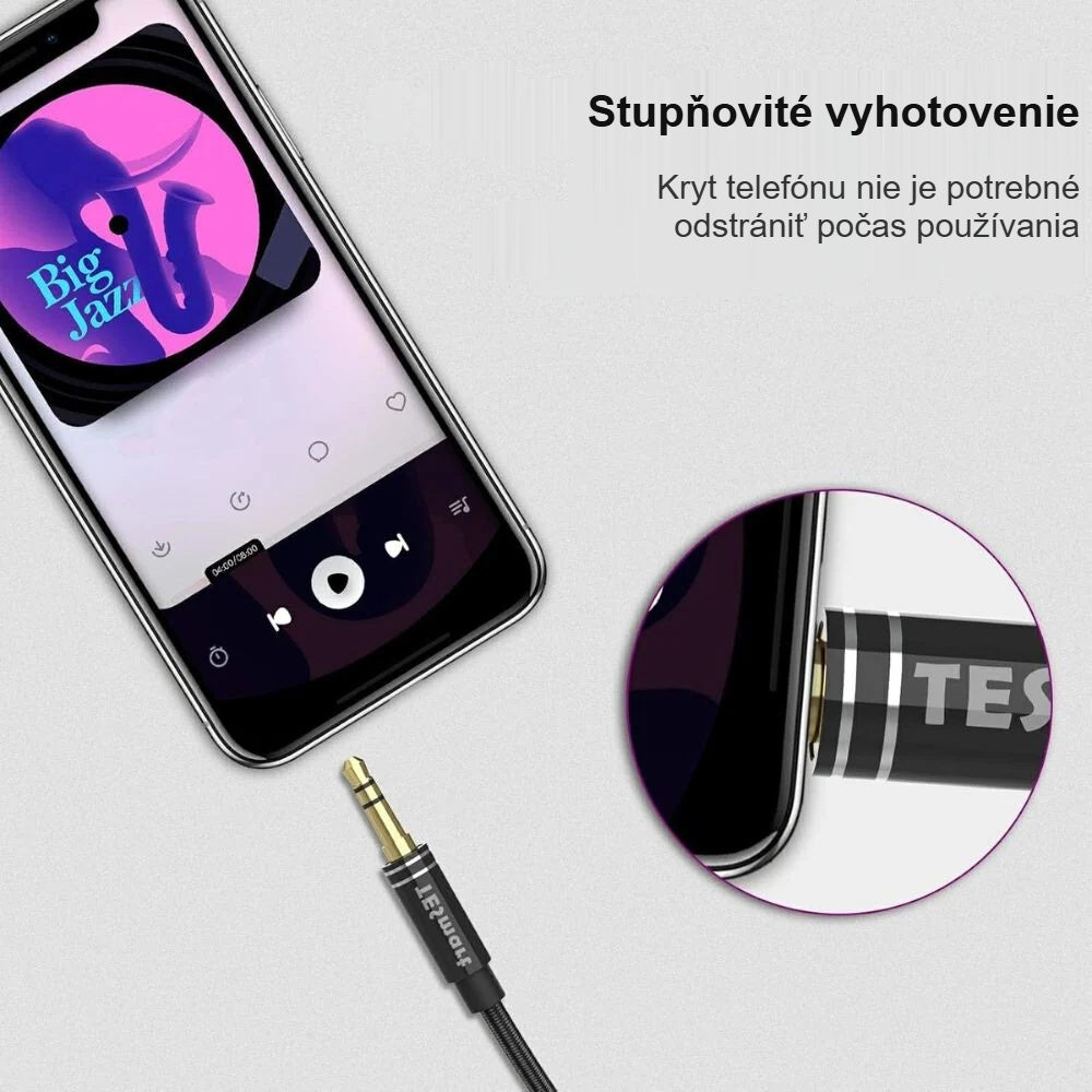 Stupňovitý konektor predlžovacieho kábla zapojený do telefónu s krytom