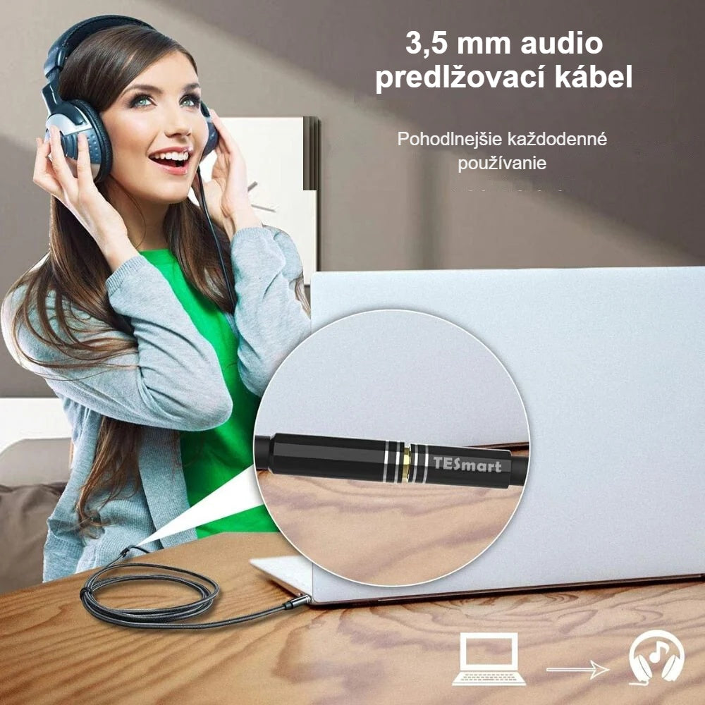 Žena so slúchadlami pri notebooku s 3,5 mm audio predlžovacím káblom