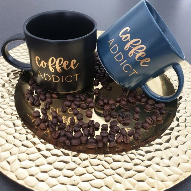 Coffee Addict Keramiktasse – 410 ml, Blau mit Goldschriftzug