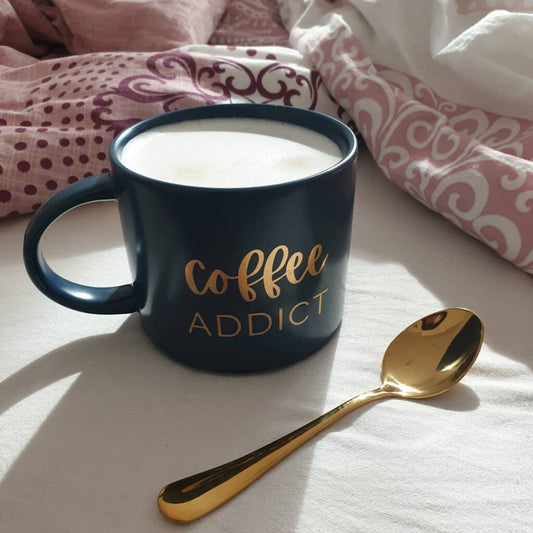 Kubek Ceramiczny Coffee Addict – 410 ml, Niebieski z Złotym Napisem