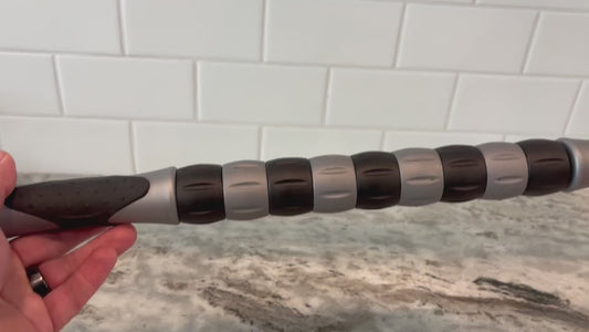 Masážna tyč na uvoľnenie svalov, roller stick – 41,5 cm, 7 valčekov, protišmyková rukoväť, na regeneráciu
